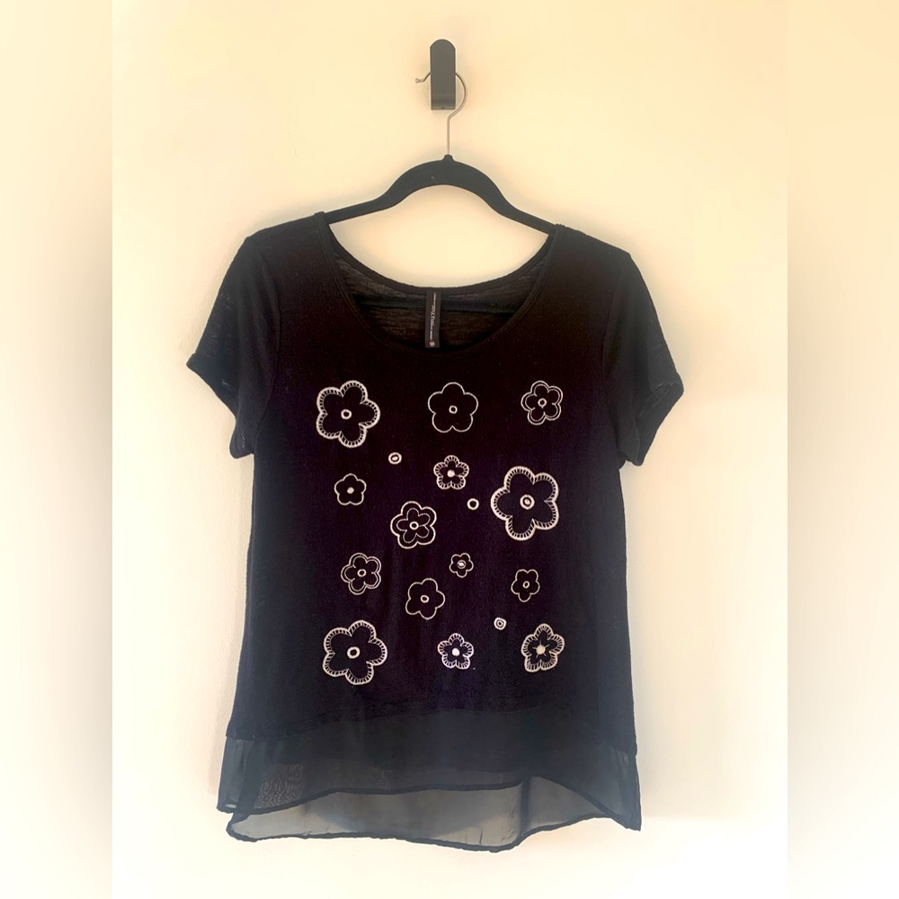 Yumi Roundneck Black Floral Embroidered Women's Top Size M